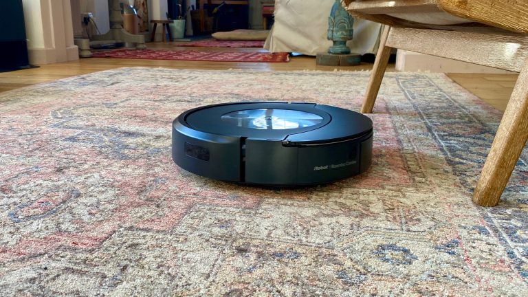 8 Best Robot Vacuums for Large Houses in 2025
